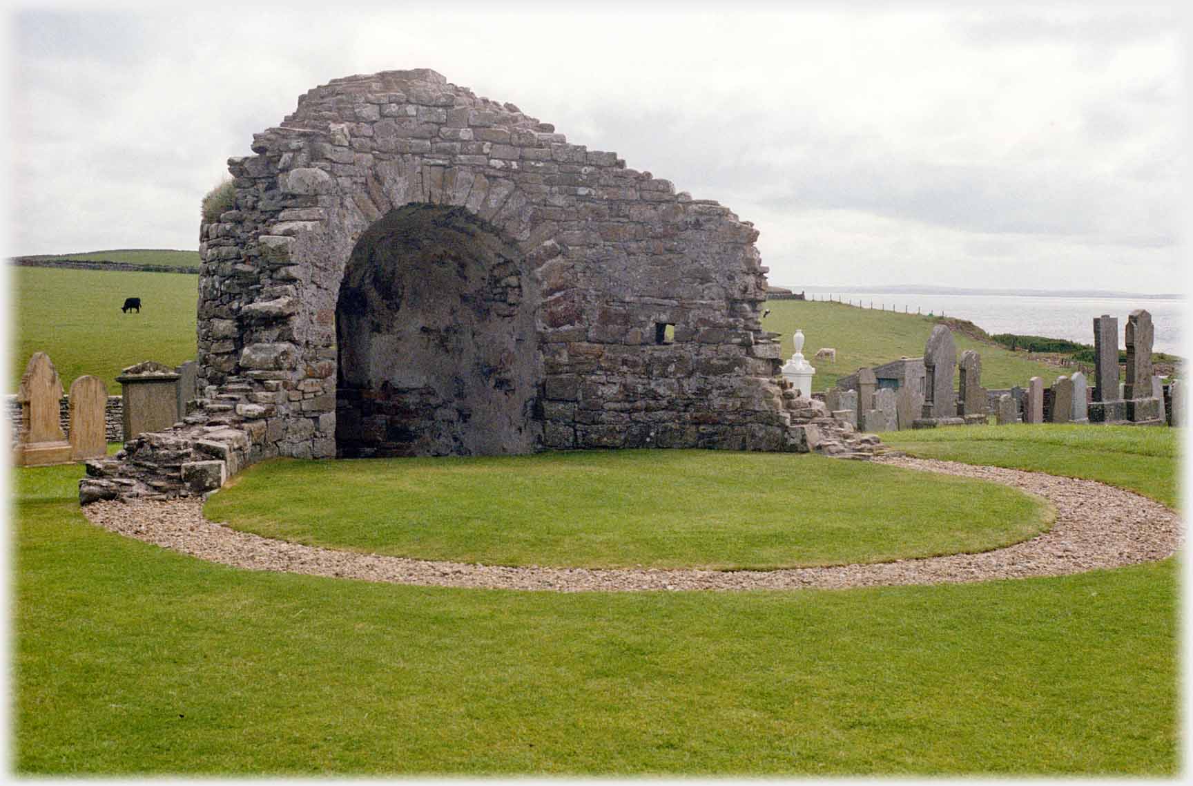 Standing section of the wall of circular kirk.