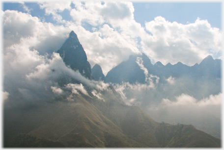 Mount Păng Xi Păng in its range of hills.