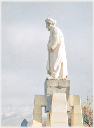 Appraoch road to Shiraz.