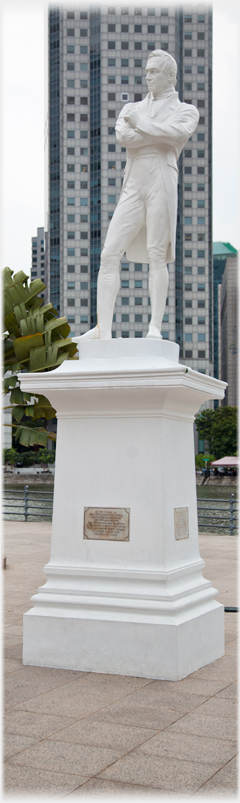 Raffles statue.