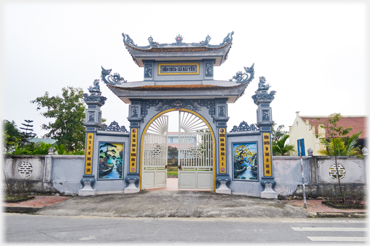 Elaborate entrace to the Xa Hai Yen.