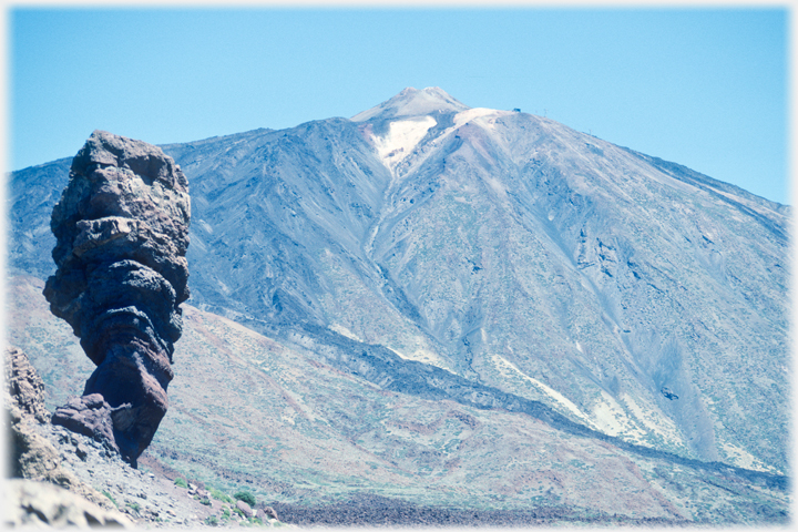 Lava scultpture, mount Teide and refuge.