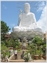 The courtyard of the Thay Pagoda.