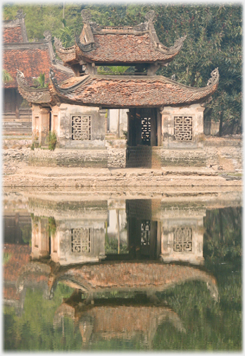 Close shot of the pavilion and its reflection.