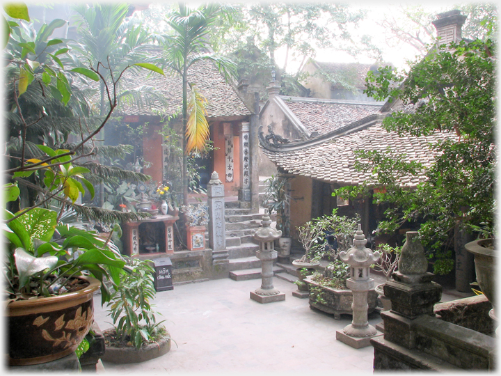 Upper courtyard of the Thay Pagoda.