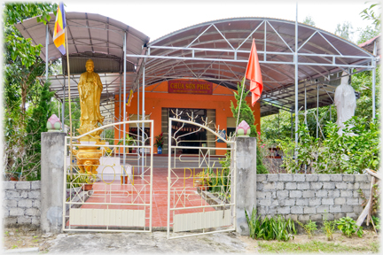 The main gate with the courtyard and pagoda beyond.