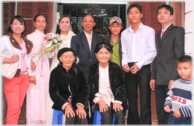 Set photo of bride's family.