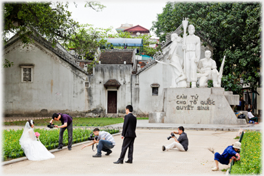 Wedding by memorial.