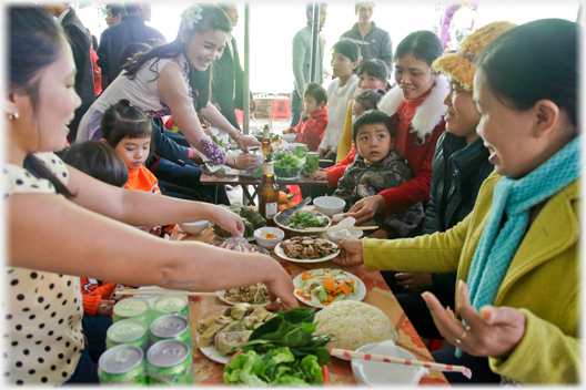 Food arriving at the tables.