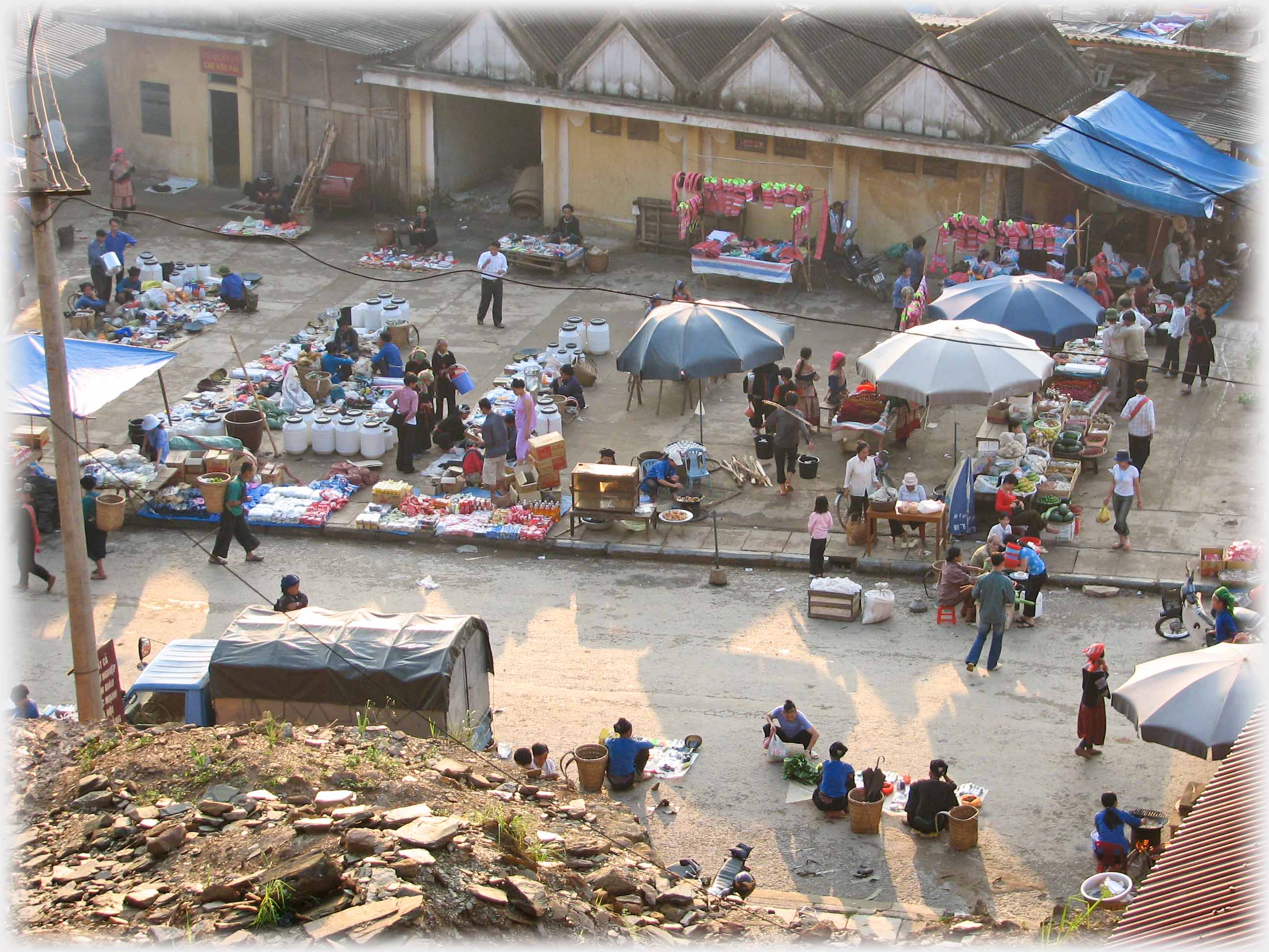 General scene of market area.